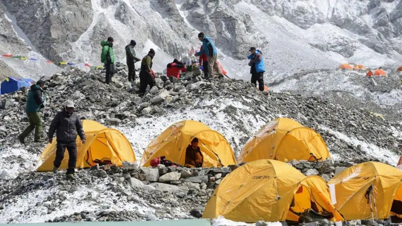 A corrida contra o tempo para resgatar mais de 200 pessoas presas no Monte Everest