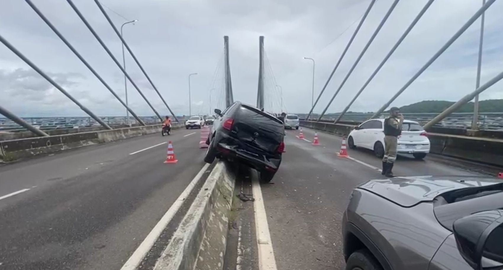 Acidente entre três veículos provoca lentidão na ponte Aracaju-Barra