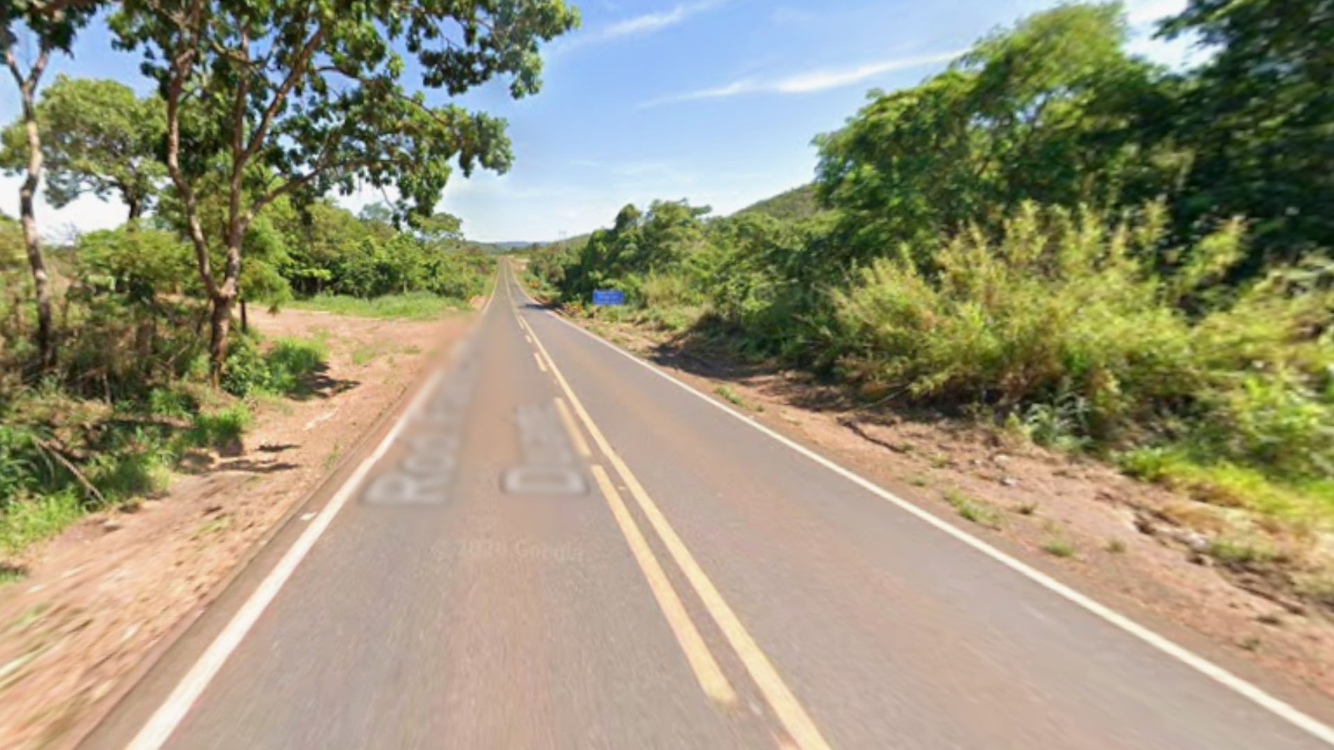 Dois homens morrem após caminhonete com queijo bater em carreta parada na MG-428