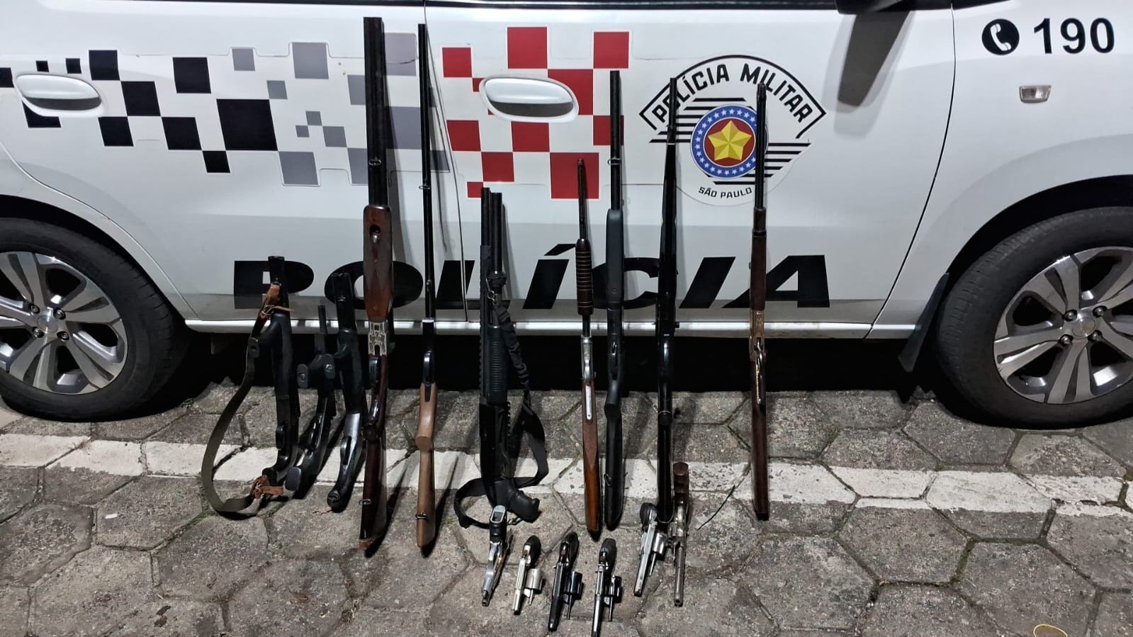 Pai e filho são presos com 17 armas após denúncia de violência doméstica em Suzano