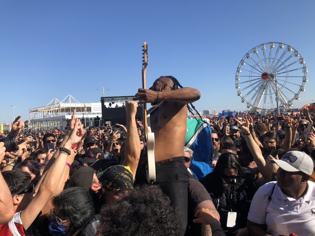 Vocalista do Black Pantera interage com o público na abertura do Rock in Rio — Foto: Carlos Brito/g1