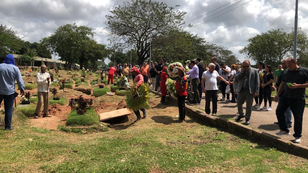 Enterro da delegada Patrícia Jackes aconteceu no Cemitério Parque das Flores, no Recife — Foto: João Neto/TV Globo