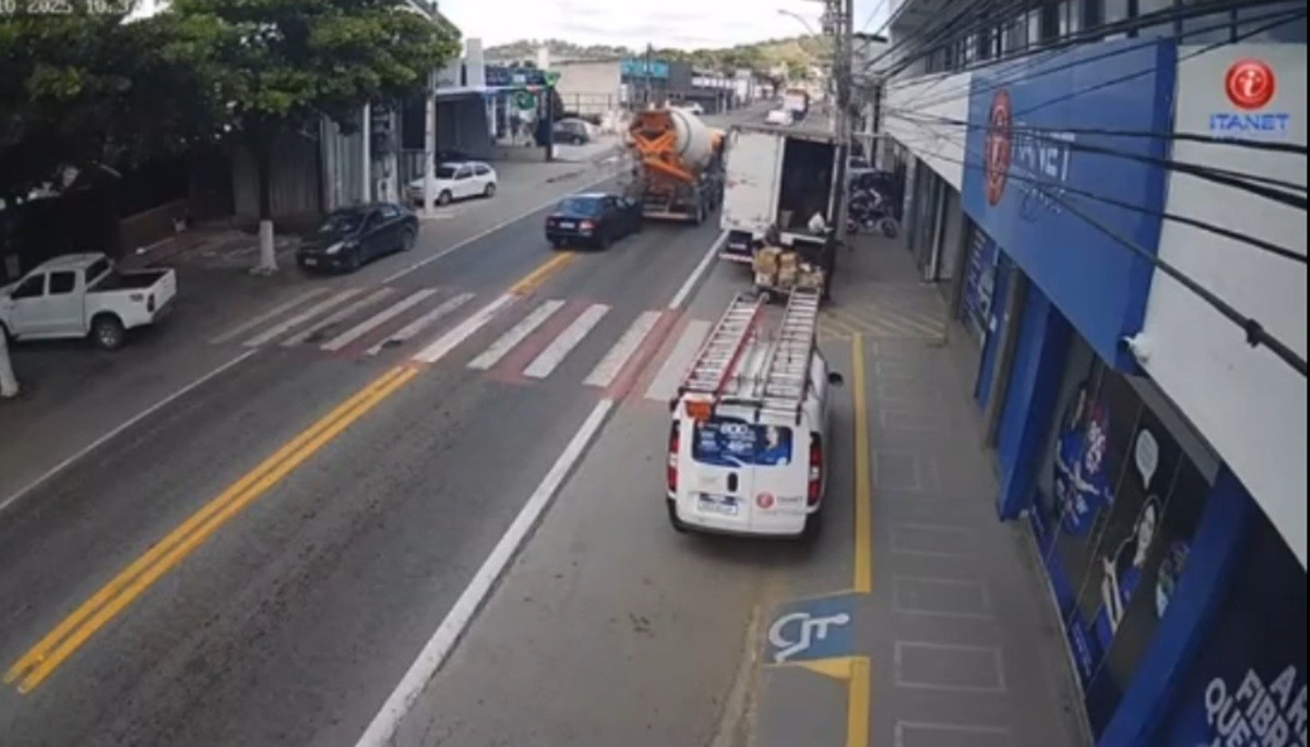 Três pessoas ficam feridas em acidente entre carro e caminhão na BR-356, em Itaperuna