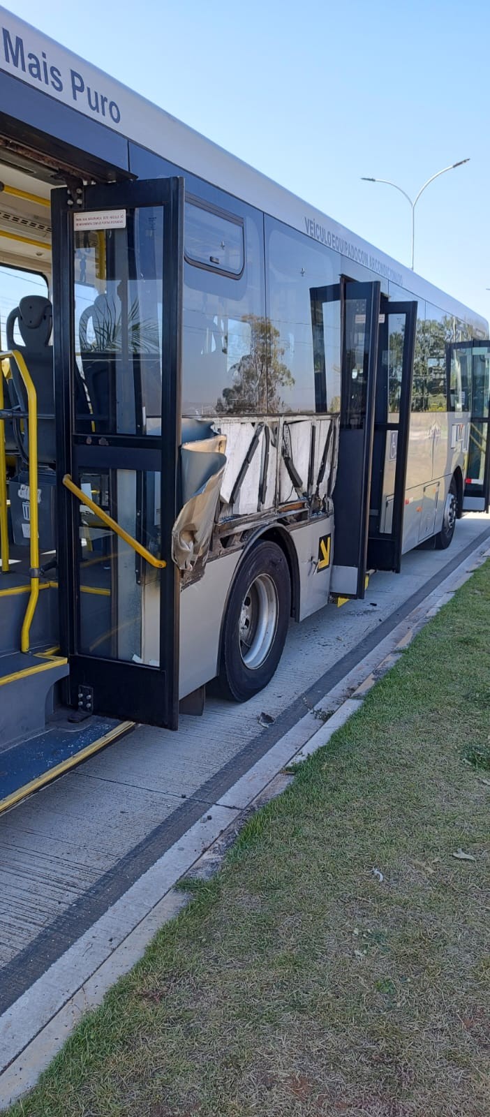 Batida entre dois ônibus deixa quatro pessoas feridas na Avenida John Boyd Dunlop, em Campinas