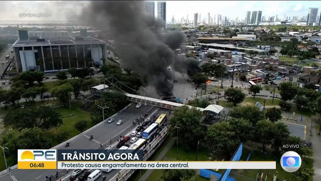 Protesto de carroceiros causa engarrafamento quilométrico no Recife
