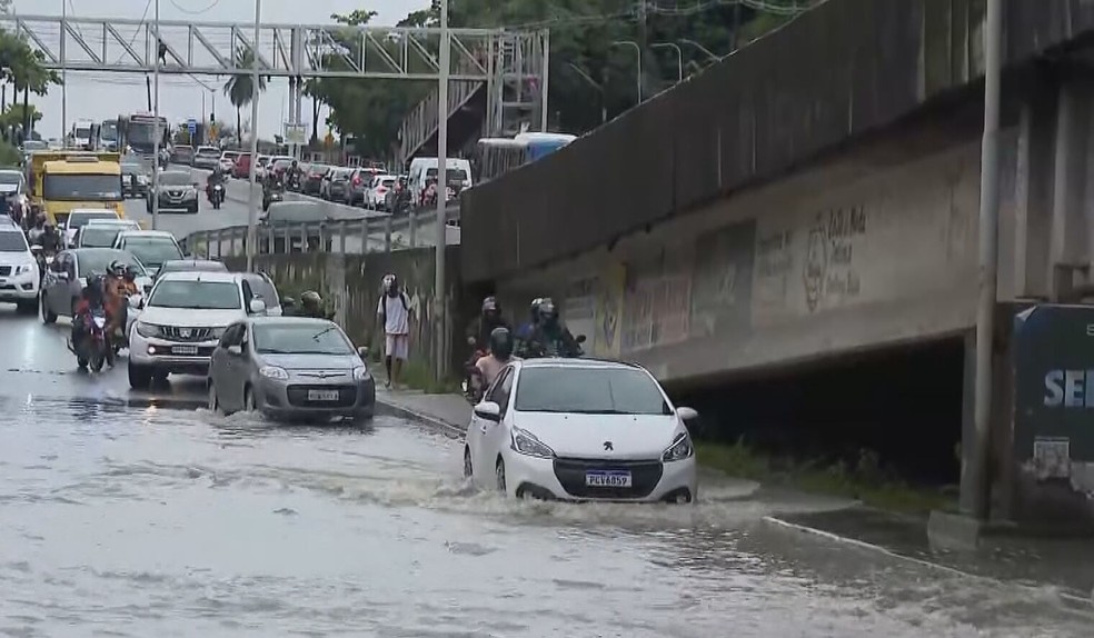 Trecho com alagamento na PE-15, em Ouro Preto, bairro de Olinda — Foto: Reprodução/TV Globo