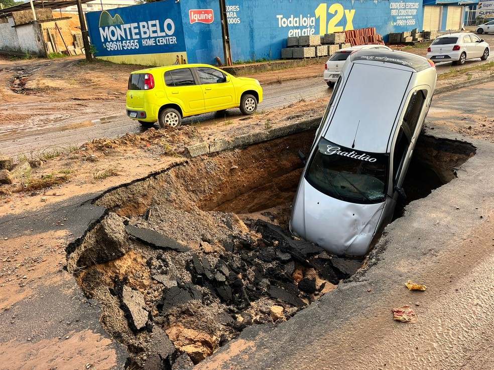 Carro cai em cratera em avenida na Grande Natal — Foto: Vinícius Marinho/Inter TV Cabugi