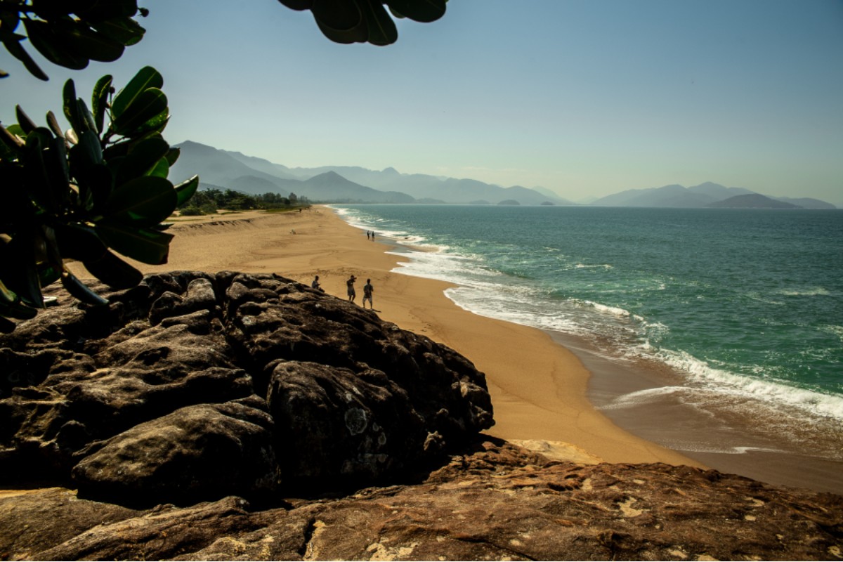 Pai e dois filhos são resgatados após se afogarem em praia no litoral de SP