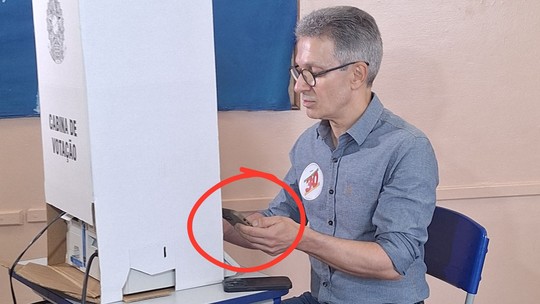 VÍDEO: Zema vota com celular na mão em MG; lei eleitoral proíbe
