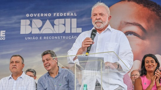 Lula reajusta bolsas de pesquisa e diz que dinheiro para saúde, educação e ciência não é gasto