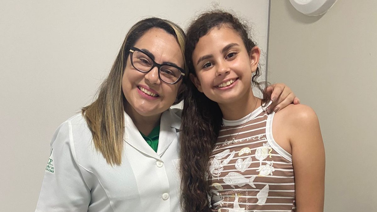 Adolescente com surdez profunda ouve voz da mãe pela primeira vez; VÍDEO