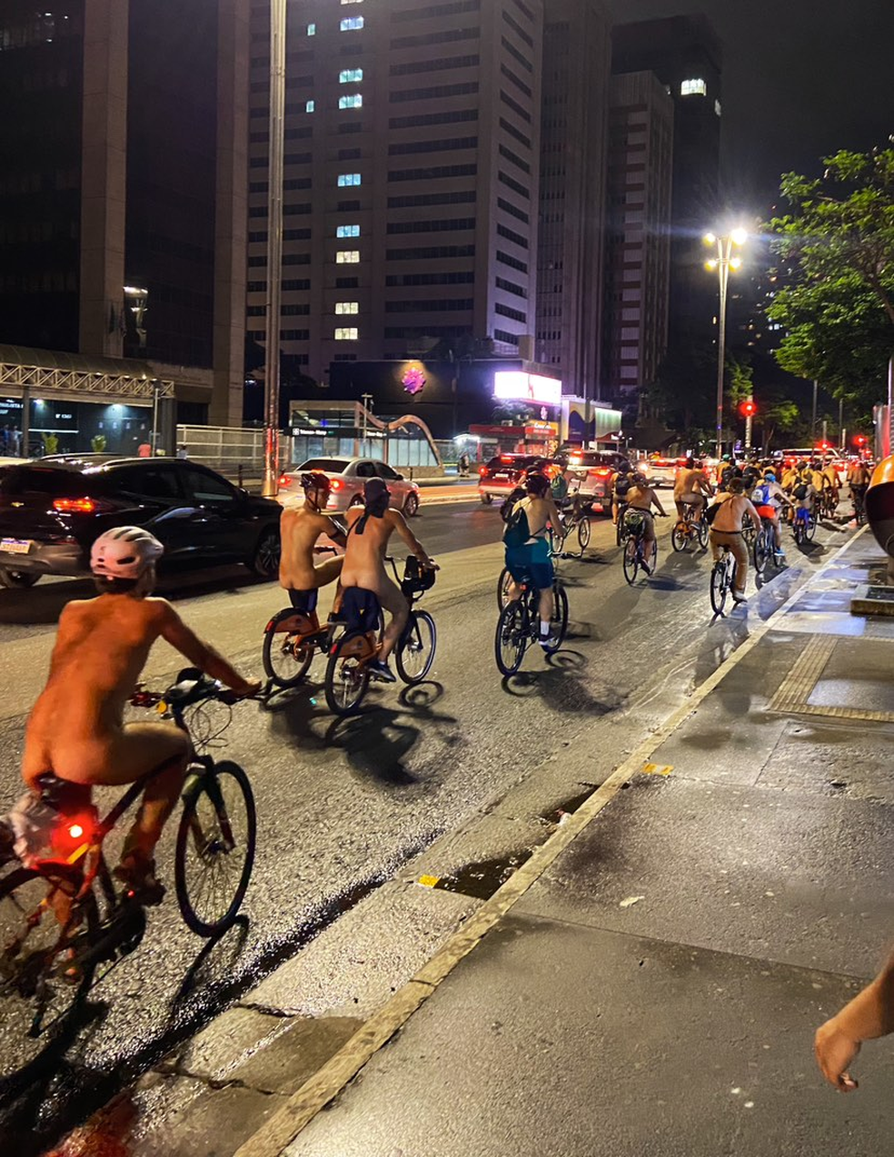 Ato com ciclistas pelados na Avenida Paulista — Foto: Gabriel Lopes de Paula/Arquivo pessoal