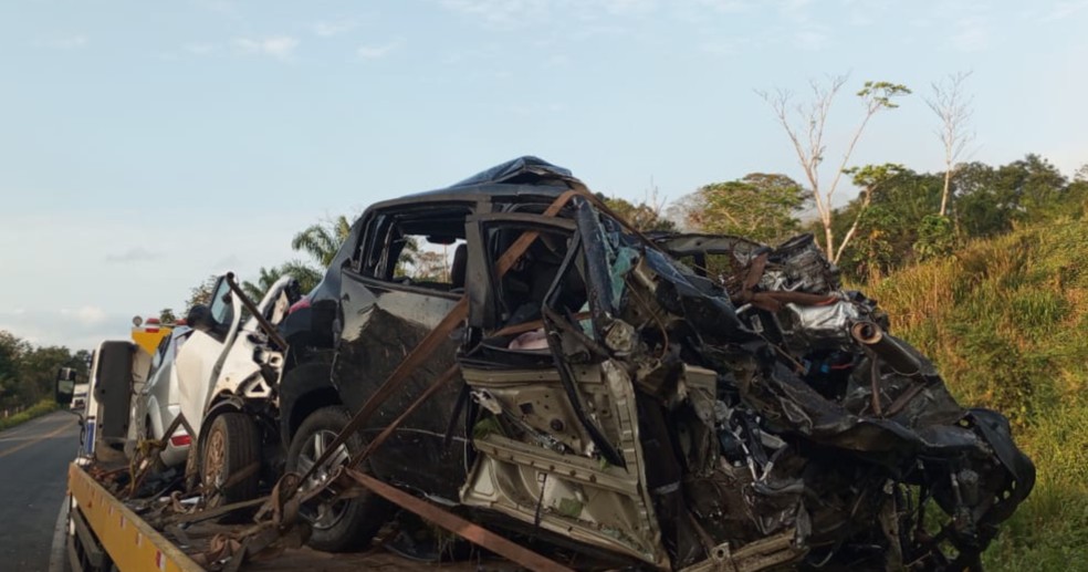 Veículos ficaram destruídos com o impacto da batida — Foto: Arquivo pessoal