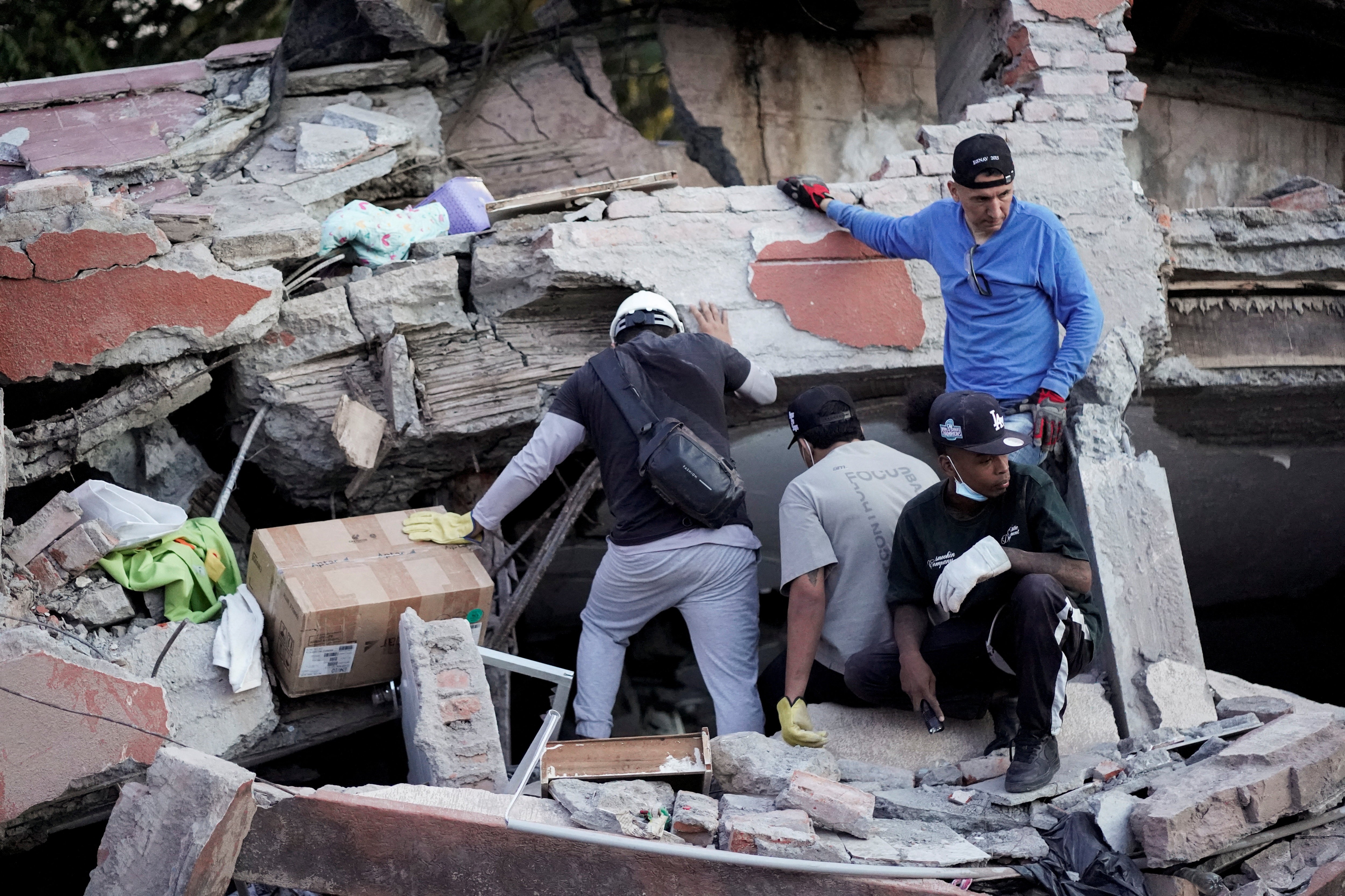 Colômbia entra no 2º dia de buscas após terremoto de magnitude 7,4 que matou mais de 100 pessoas