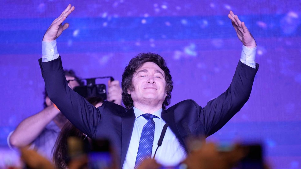 Javier Milei, candidato presidencial da ultradireita, festeja liderança nas primárias na Argentina — Foto: Natacha Pisarenko / AP Photo