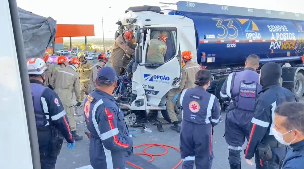 Motorista de caminhão-tanque ficou preso às ferragens após colidir com carreta — Foto: Flávio Fernandes/TV Cabo Branco