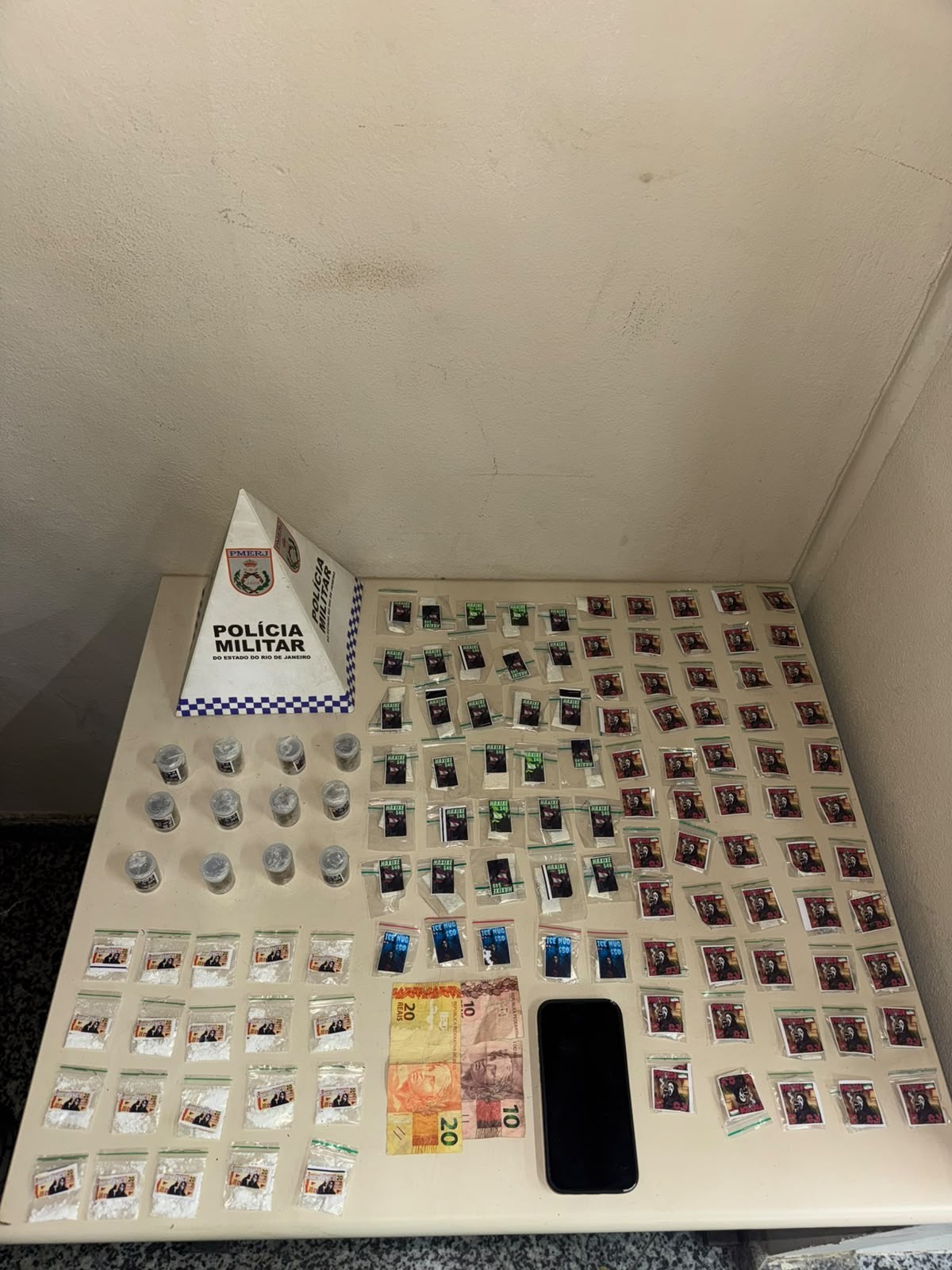 Adolescente é apreendido com 100 poções de drogas em Paraty