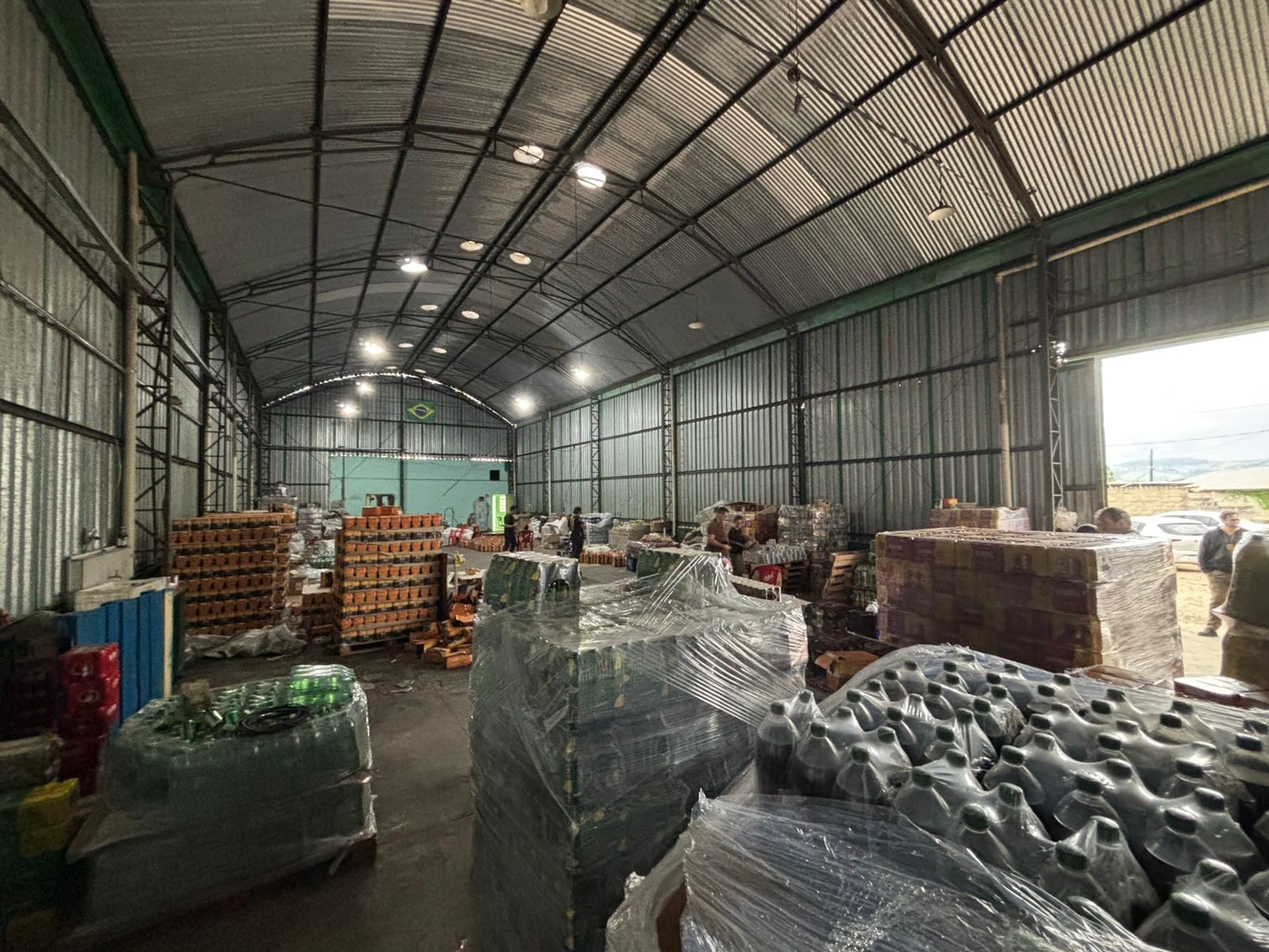 Polícia descobre galpão usado para falsificar datas de validade de bebidas vencidas e prende três pessoas em Bragança Paulista, SP