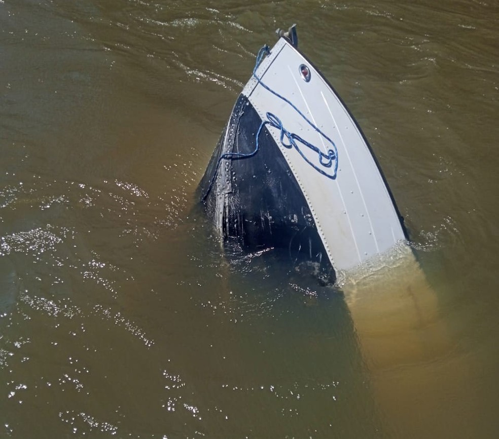 Barco que virou com família a bordo no rio Jucuruçu, em Prado, no extremo sul da Bahia — Foto: Divulgação/Corpo de Bombeiros