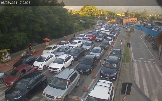 Motoristas enfrentam horas de espera na travessia da balsa entre Ilhabela e São Sebastião