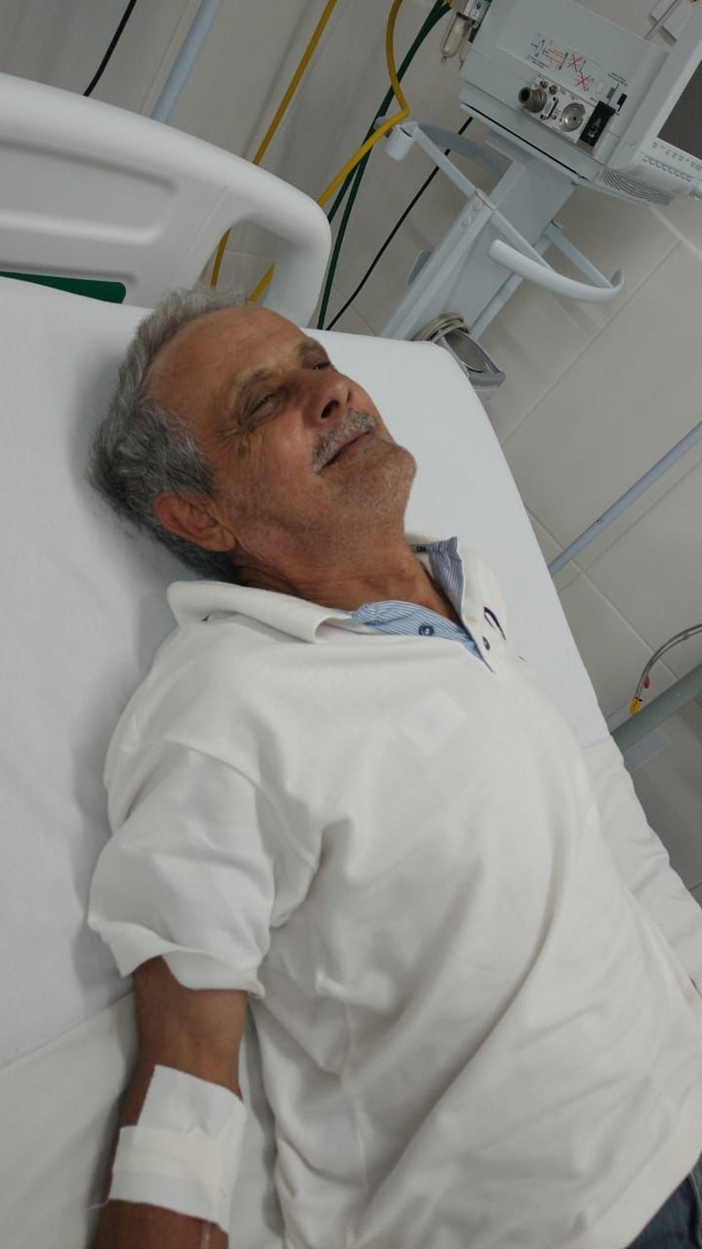 Expedito de Oliveira em hospital após enfartar — Foto: Arquivo Pessoal