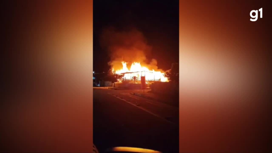 Casa em Salinas pega fogo, e incêndio provoca chamas altas, no PA; VÍDEO - Programa: G1 PA 