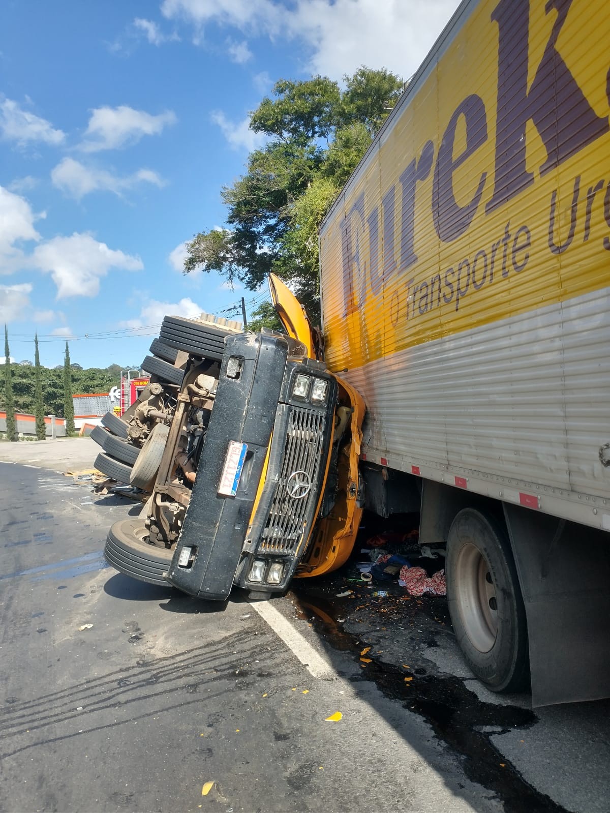 Caminhão carregado de granito tomba e bate em outro na BR-267, em Juiz de Fora 