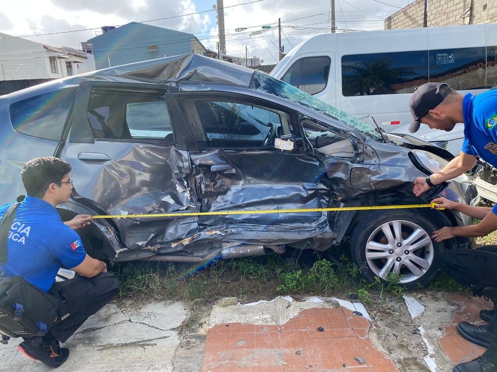 Carro de Isabel ficou com a lateral destruída — Foto: Polícia Científica