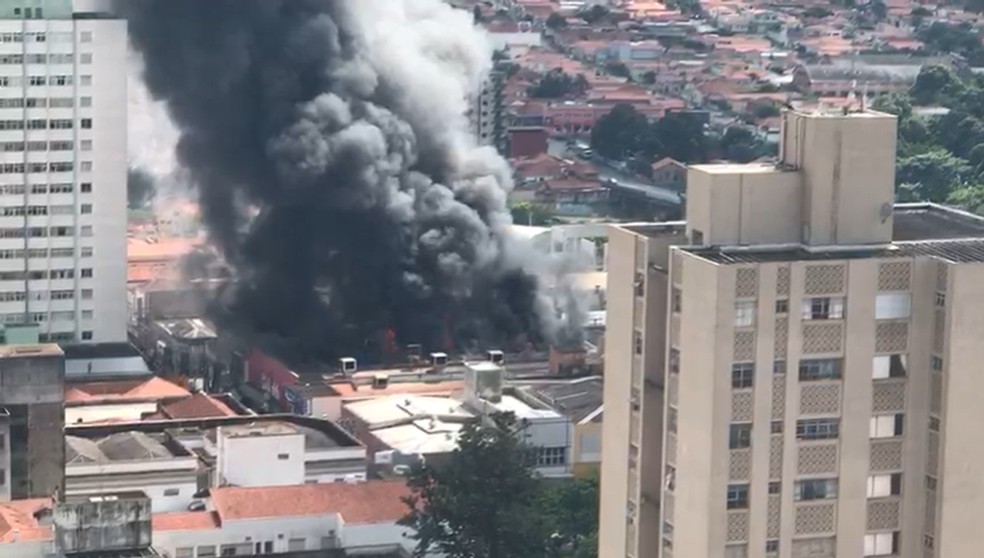 Defesa Civil identifica dano ao telhado de supermercado após incêndio em BH