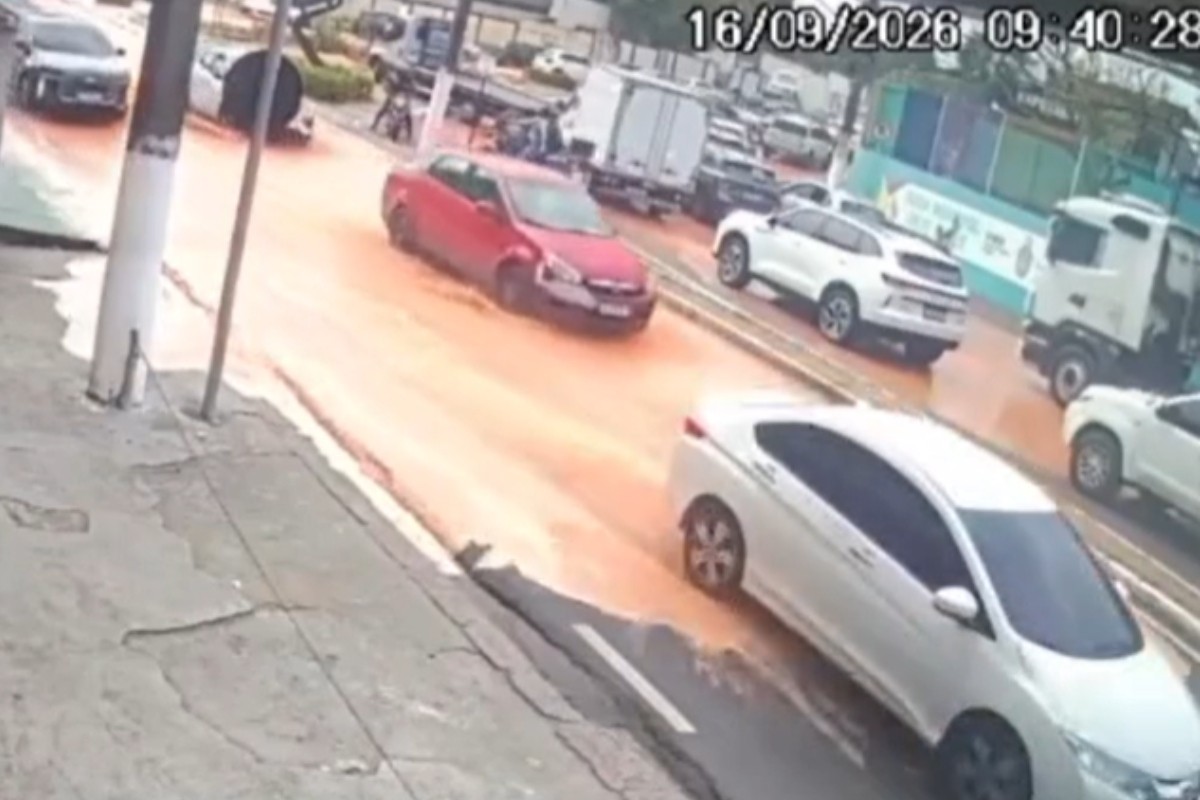 Vídeo mostra momento em que rompimento de tubulação alaga avenida de Manaus