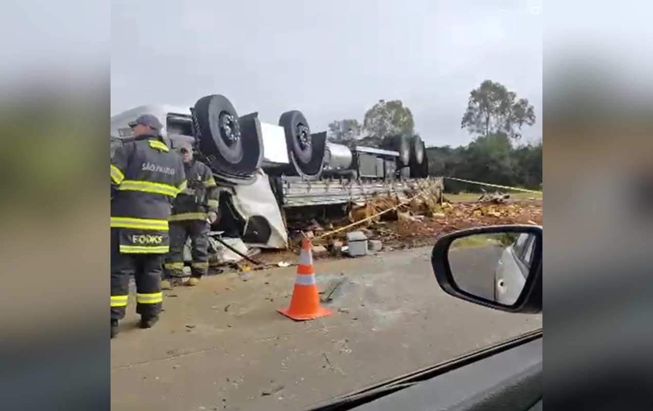 Motorista morre após carreta tombar em rodovia vicinal no interior de SP