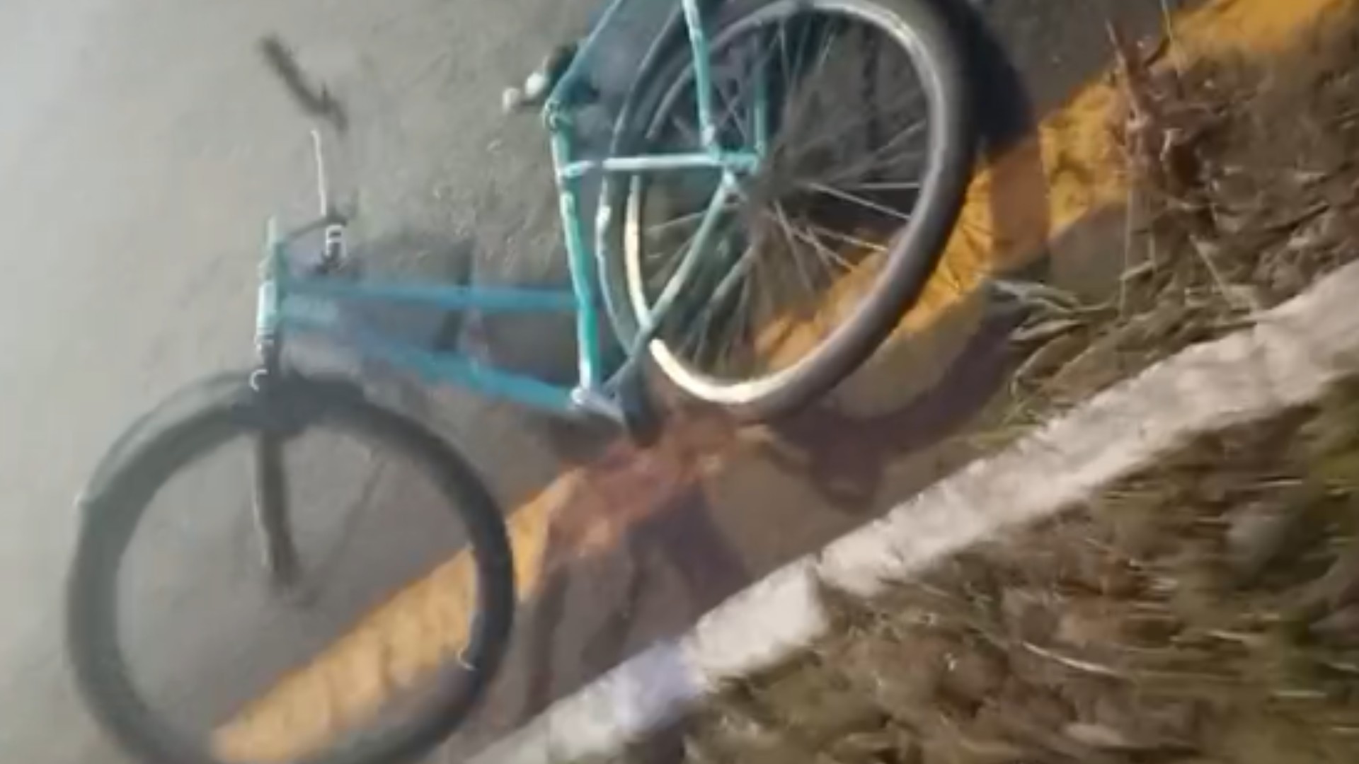 Vídeo mostra atropelamento de menino ao andar de bicicleta em Araguari