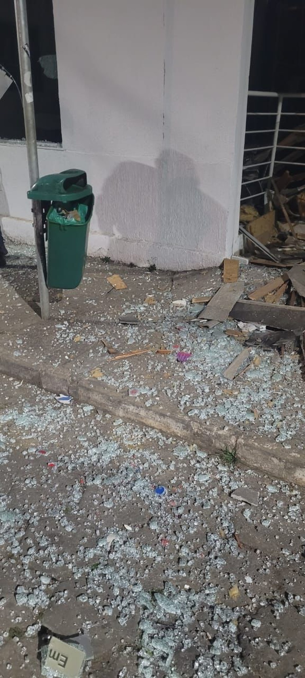 Agência destruída após explosão em São Francisco Xavier — Foto: Fabiano Lima