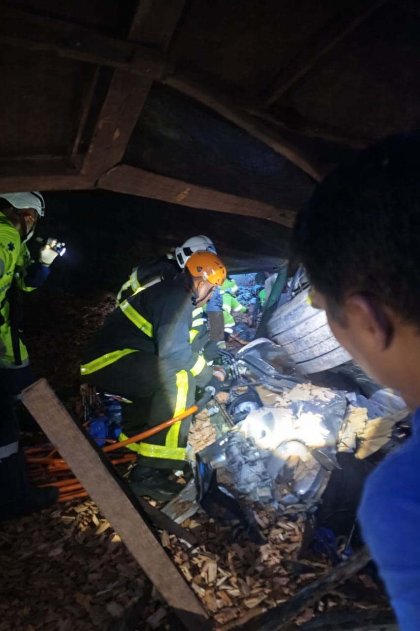 VÍDEO: adolescente é resgatado após ficar preso às ferragens em acidente na Serra de São Vicente em MT