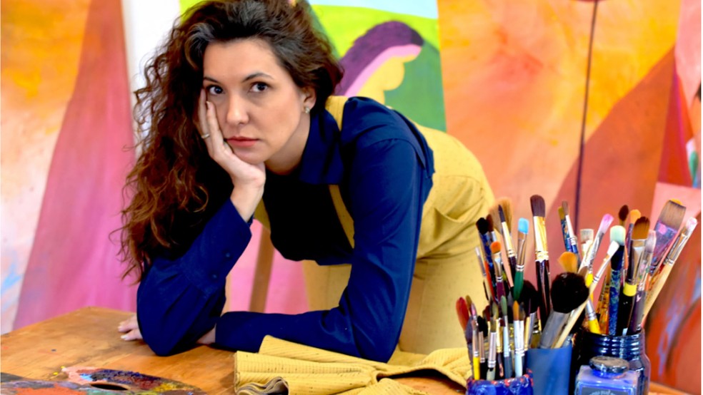 Renata Egreja, artista plástica natural de Ipaussu (SP), utiliza a fazenda da família como referência para criar obras abstratas que valorizam as mulheres — Foto: Roberta Tossi/Divulgação