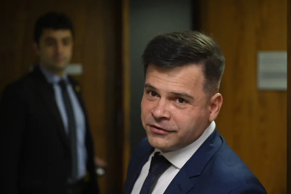 O ex-diretor da PRF, Silvinei Vasques, ao chegar para prestar depoimento na CPI dos atos golpistas — Foto: MATEUS BONOMI/AGIF/ESTADÃO CONTEÚDO