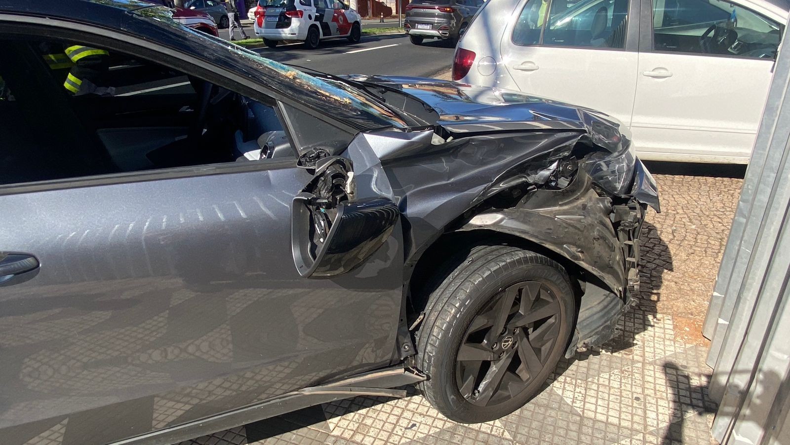 Mulher fica presa em ferragens de carro após veículo bater em outro carro e capotar em Piracicaba 