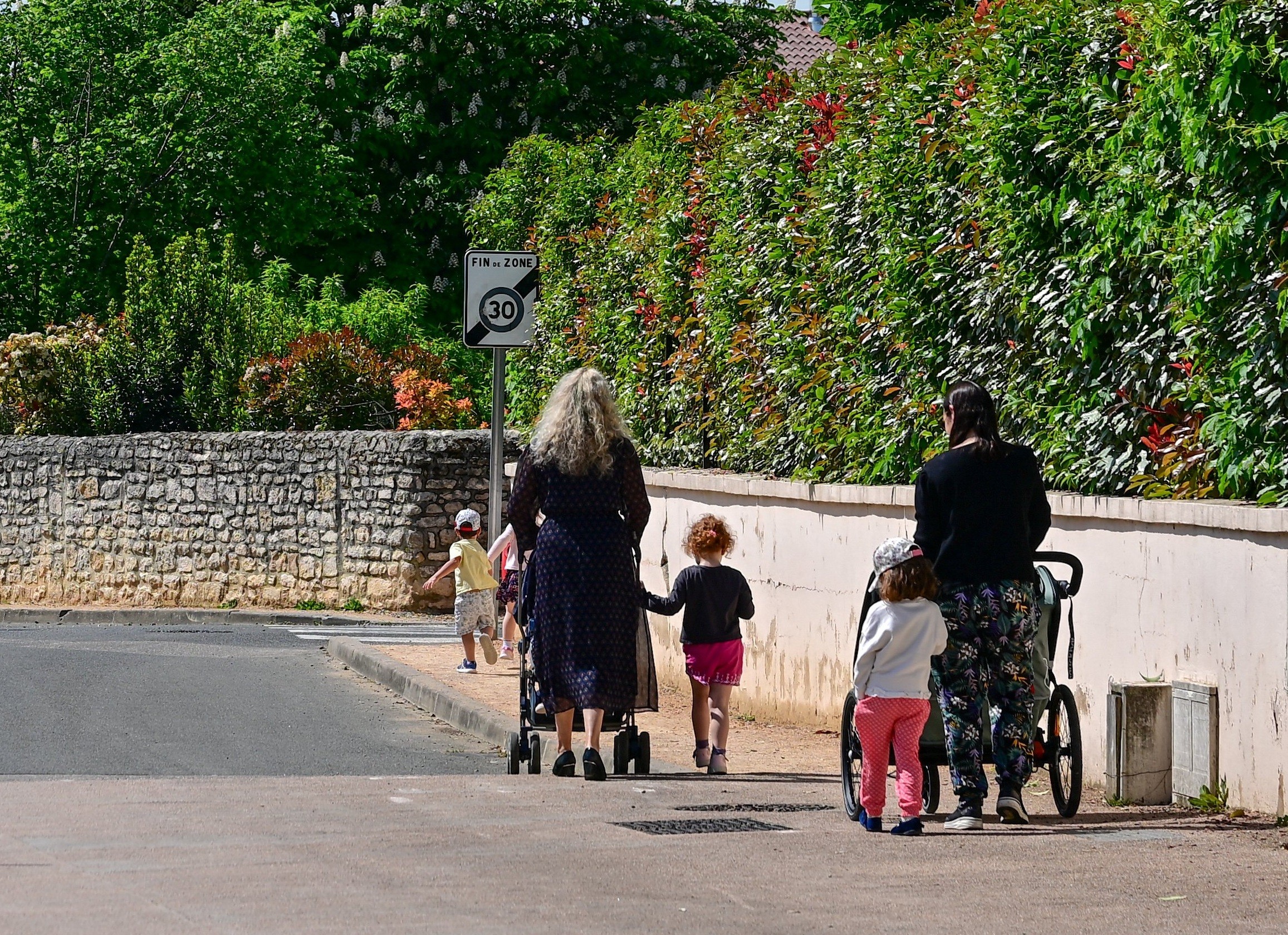 Pai pedófilo é acusado de estuprar 34 crianças e filmar os crimes na França