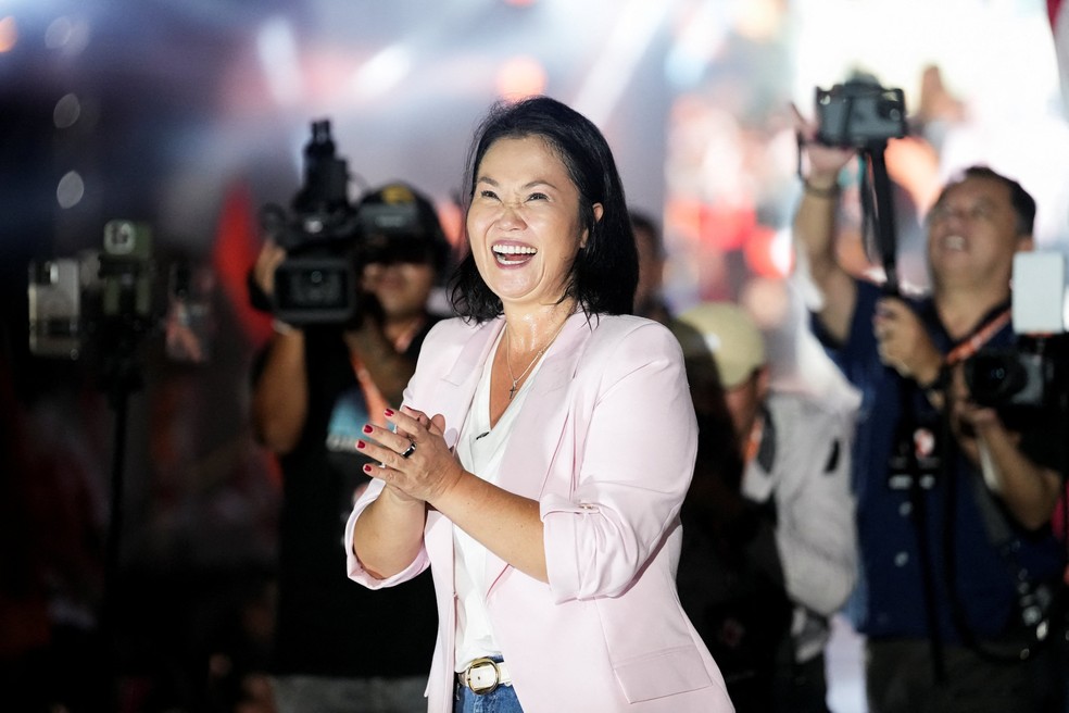 A candidata à Presidência do Peru Keiko Fujimori durante comício em Lima no dia 9 de abril de 2026 — Foto: Angela Ponce/Reuters