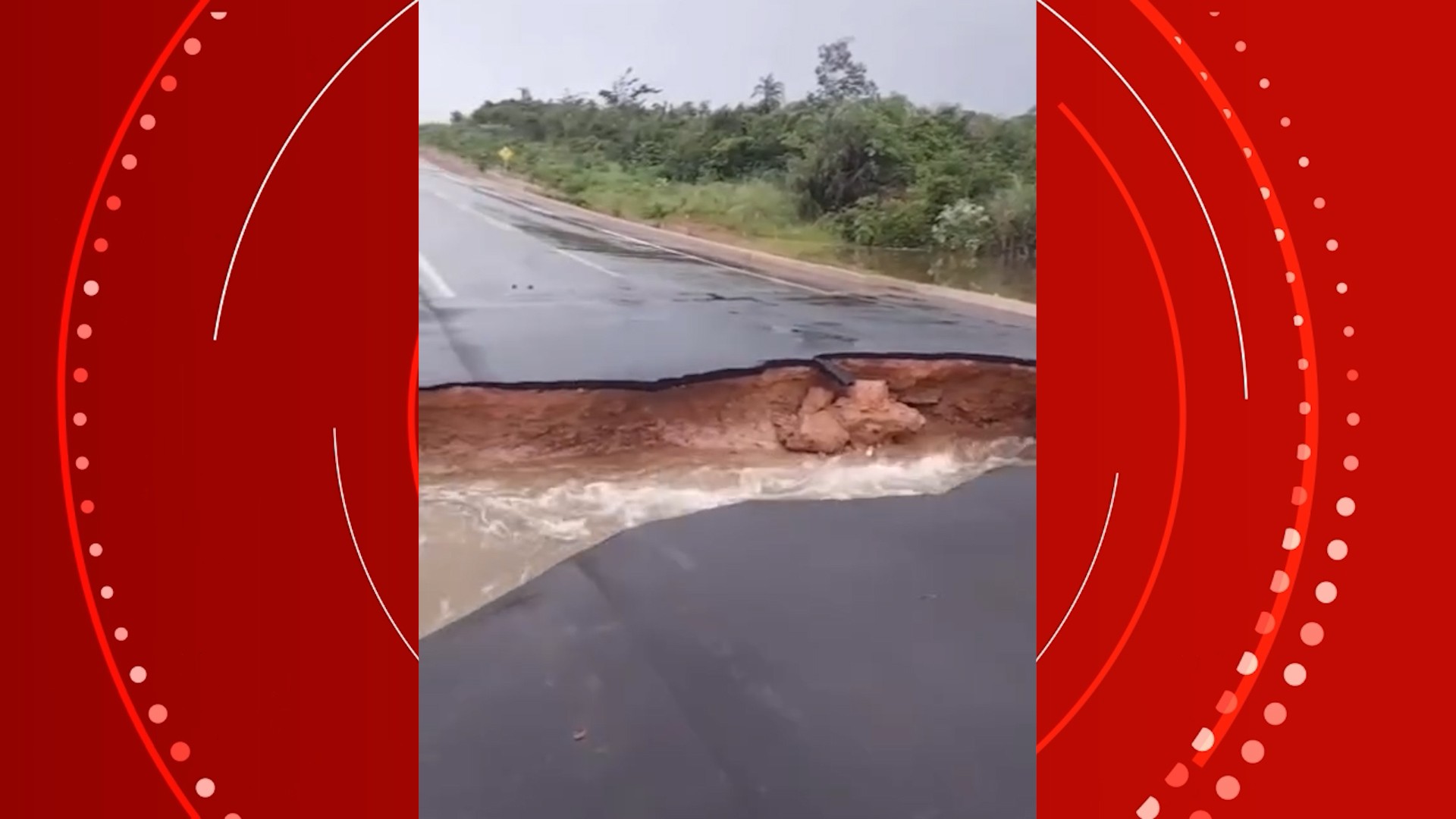 VÍDEO: Depois de forte chuva, cratera se abre em estrada de acesso à Praia de Araoca, em Guimarães