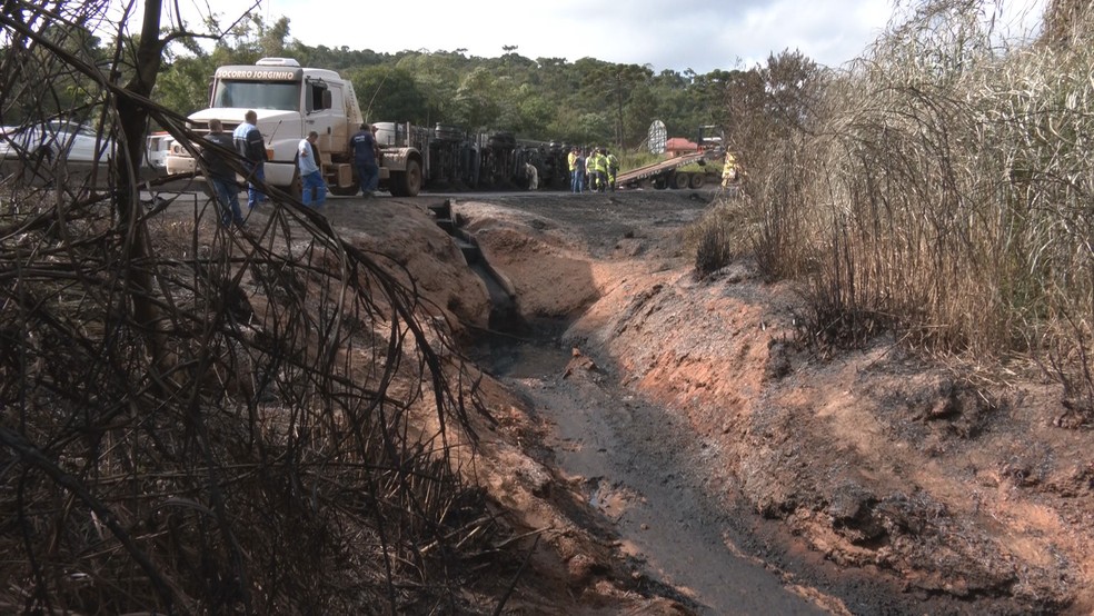 Caminhão-tanque explode após tombar na BR-040, em Barbacena, Zona da Mata