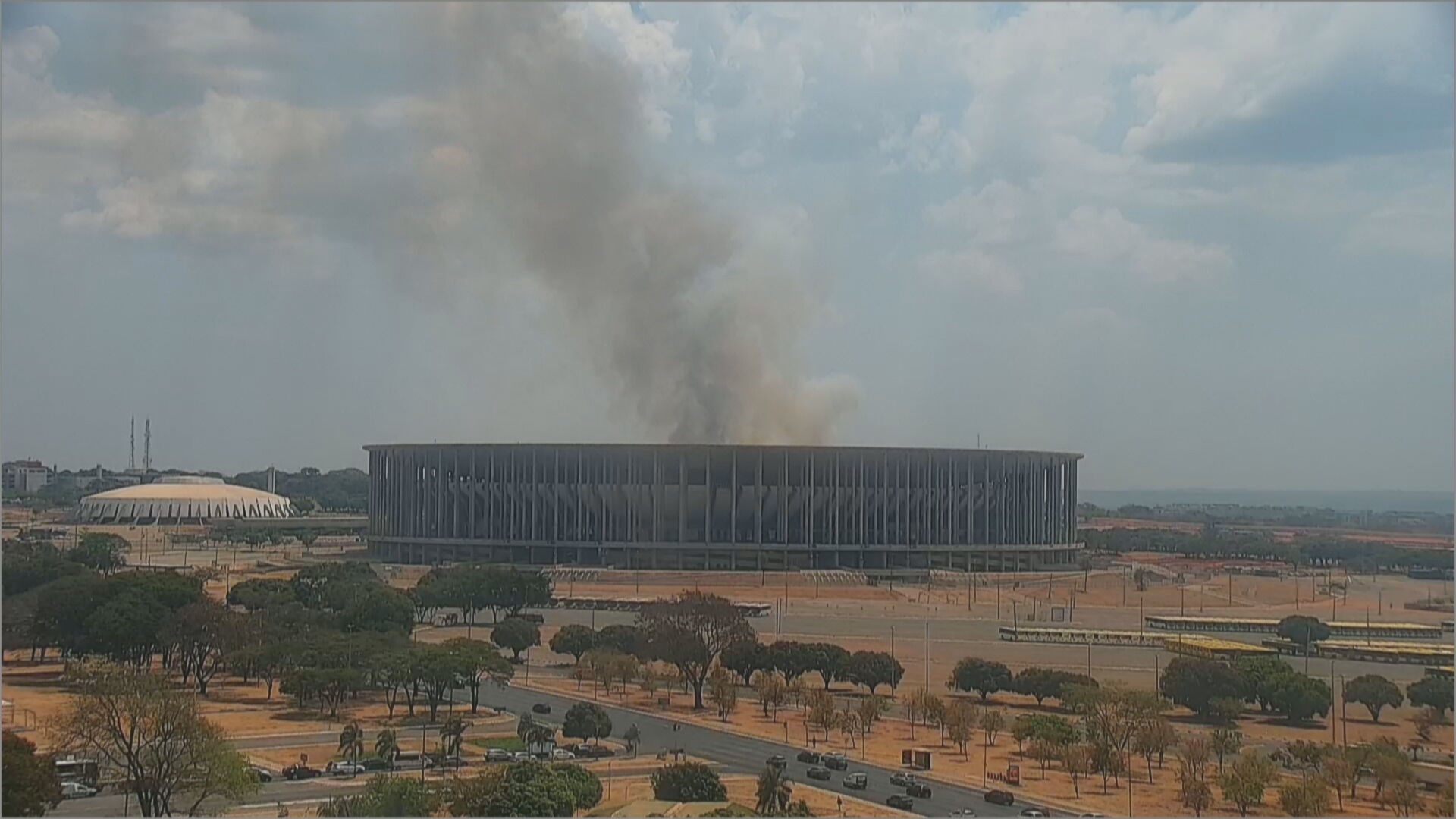 VÍDEO: Incêndio perto do Mané Garrincha chama atenção no centro de Brasília