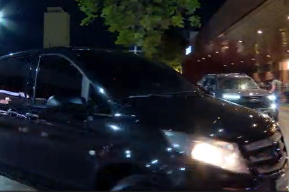 Banda Guns N' Roses chega em hotel de Cuiabá — Foto: TV Centro América