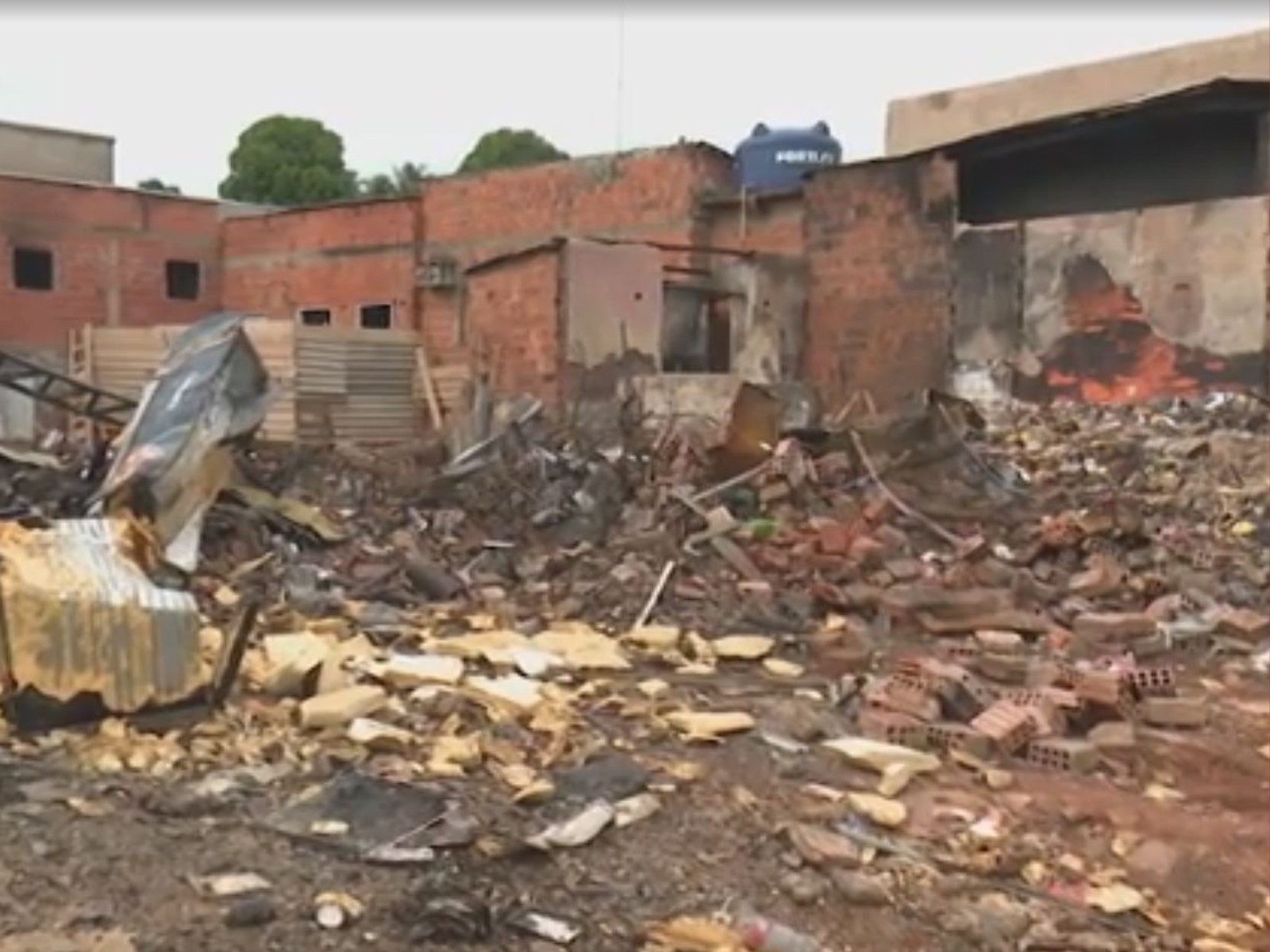 Duas famílias seguem fora de casa mais de 1 semana após incêndio em mercado de Rio Branco