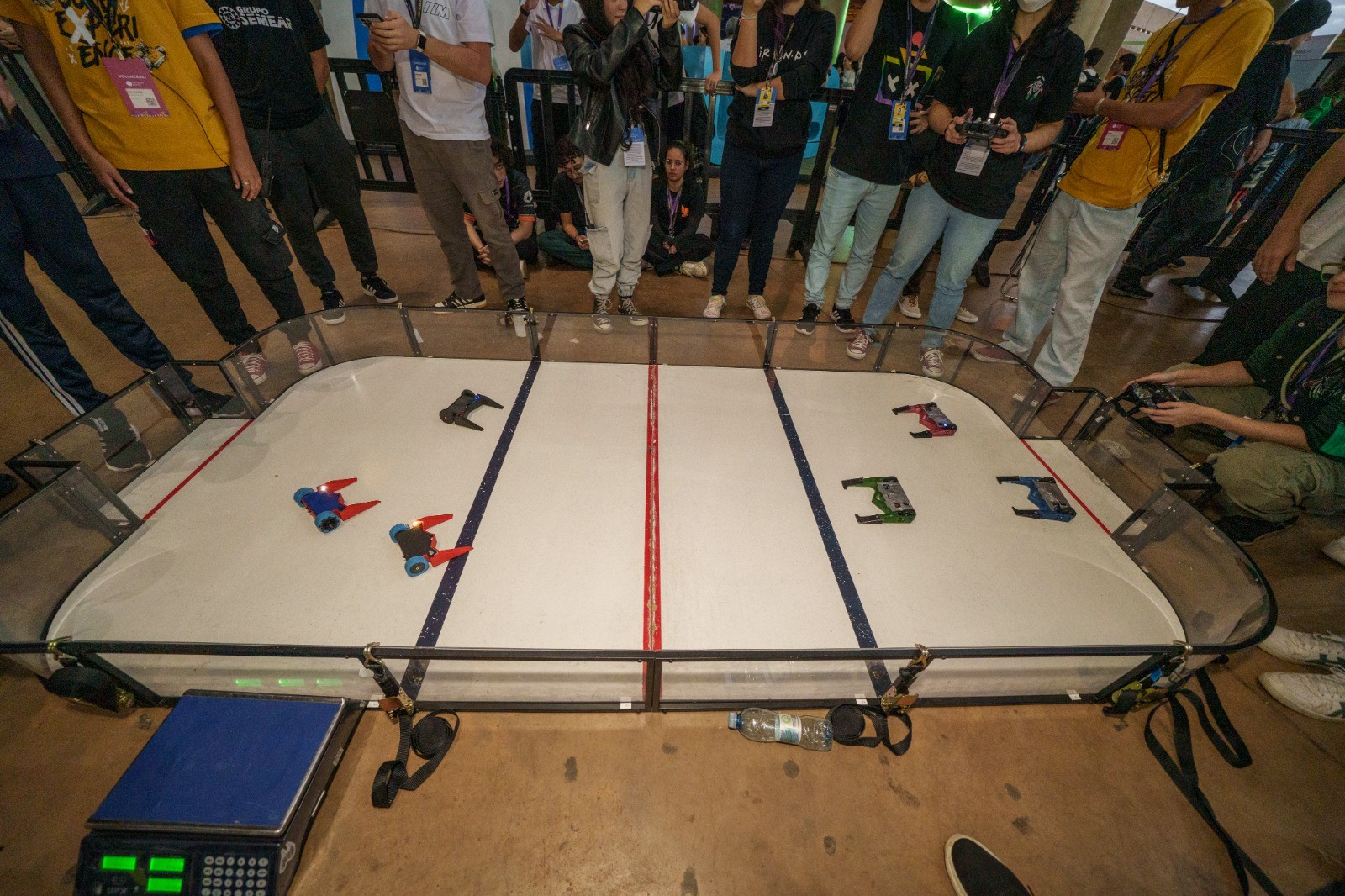 Com centenas de competidores, evento de tecnologia promove 'batalha de robôs' em Sorocaba 