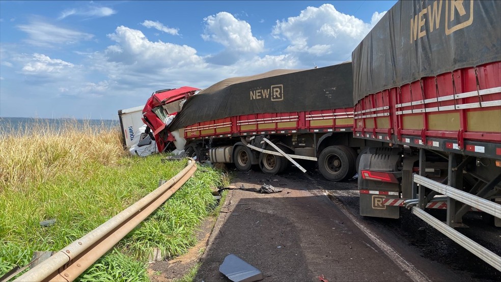 Colisão entre caminhões matou duas pessoas na ponte Hélio Serejo, entre Presidente Epitácio (SP) e Bataguassu (MS) — Foto: Dayane Rodrigues