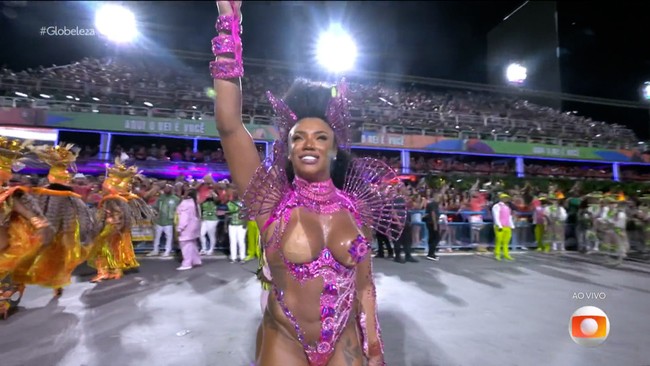 Evelyn Bastos é rainha de bateria da Mangueira