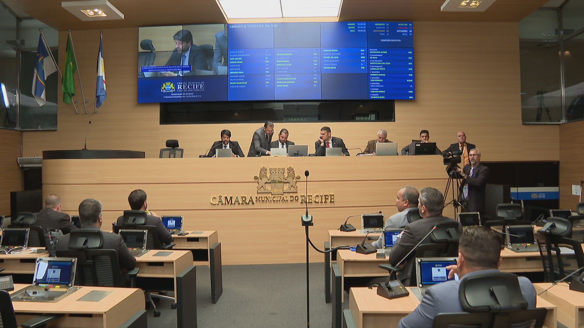 Câmara rejeita recurso contra arquivamento de CPI para investigar João Campos; oposição boicota votação e aciona Justiça