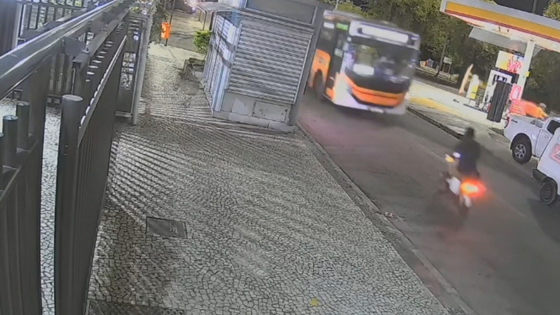Ciclista fica ferido após bater bicicleta elétrica de frente com ônibus na Lagoa