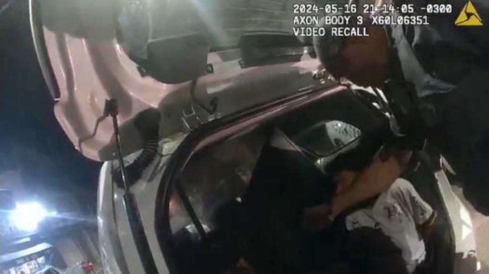 Adolescente é agredido por PM com soco no rosto durante abordagem — Foto: Reprodução